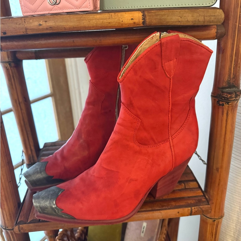 Size US 8.5 
Color: Flame (Red) O60
Leather
Free People 
style no 55730378